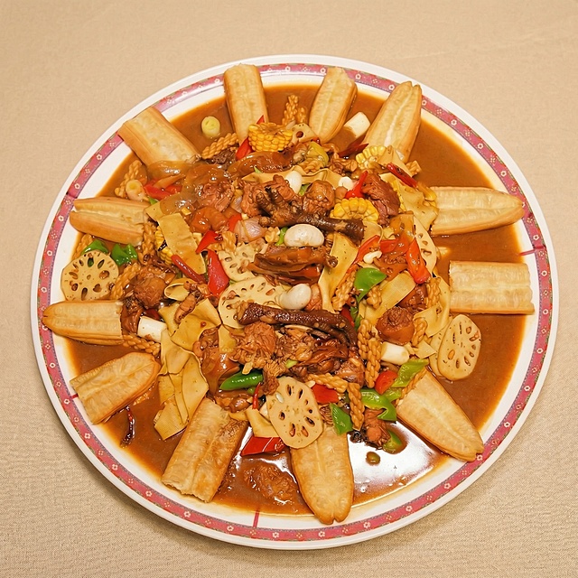 将这盘美食图片调整为75度俯视视角，保留所有菜品细节和真实色彩，画面自然协调