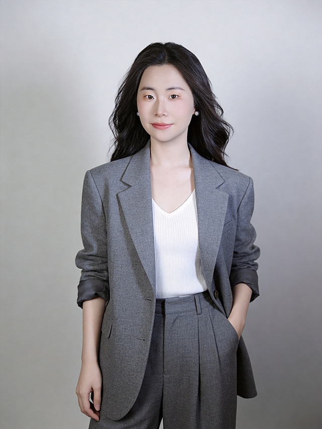 极简灰调西服套装，融合商务感与优雅气质，面料质感细腻，性冷淡风中透出时尚张力，展现现代女性从容自信的高级穿搭美学。