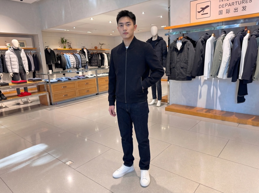 将这件衣服穿在亚洲年轻模特身上，衣服熨烫平整，自动白平衡，预览效果