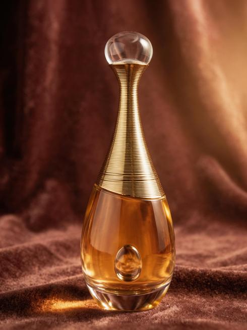 给香水产品打光，瓶身周围的物体设置低饱和氛围光，作为环境辅光柔和照亮周边物体，被从瓶子发出的光打亮，最大化提升瓶身明亮的通透感，保留瓶内液体的色彩层次与质感，光比控制在1:3~1:4，避免过曝或死黑，预览效果