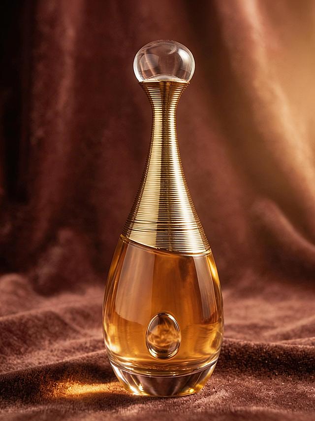 给香水产品打光，瓶身周围的物体设置低饱和氛围光，作为环境辅光柔和照亮周边物体，被从瓶子发出的光打亮，最大化提升瓶身明亮的通透感，保留瓶内液体的色彩层次与质感，光比控制在1:3~1:4，避免过曝或死黑，实现主体通透与环境氛围的平衡