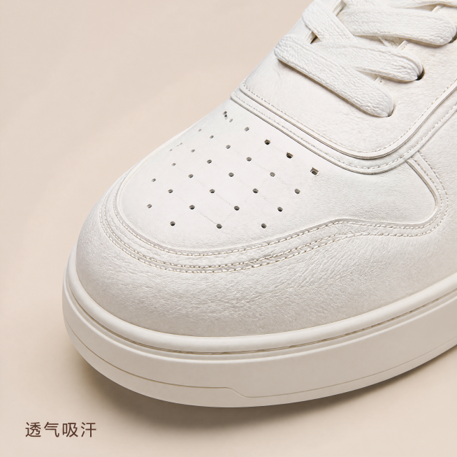 [主图-3] 材质细节特写展示进口头层软牛皮纹理。
[氛围风格] 产品细节特写，质感高级
[画质] 商业摄影质感、光线柔和通透、产品清晰真实、画面干净高级。
[元素] 特写放大展示鞋头皮革透气孔区域，预览效果