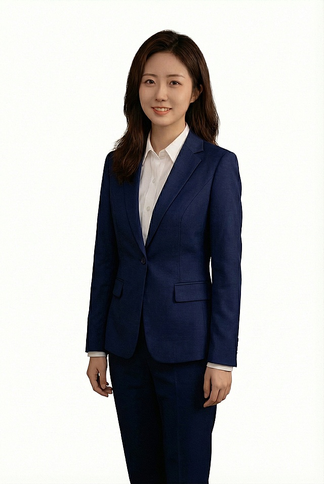 改成双臂自然那垂直两侧的正面照片，头发变成披肩发