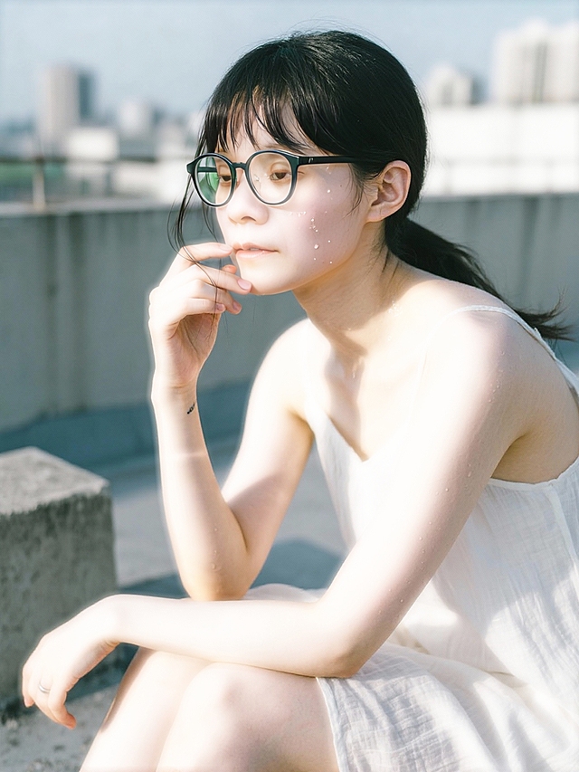 清新柔和的胶片风写真，文艺感十足。自然光影勾勒细腻轮廓，实景氛围唯美静谧，展现夏日午后温柔瞬间。