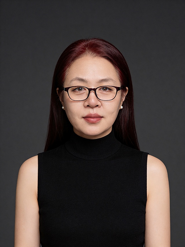 参考第一张图保留人物脸型､发型､年龄等特征生成领英风职场简约高级风格的女性肖像写真,优雅精致气质沉稳大气,竖幅(纵向构图);中近景(覆盖头部､肩部及胸部)人物占画面约70%,左右背景留少量空间,参考第二张图人物占位和比例,头部发型完整,平视视角(与人物视线平齐);深黑色无袖中领针织衫,搭配精致小珍珠耳钉,风格简约,精致优雅沉稳+舒展自信;嘴角浅淡微笑,眼神平和从容,神态端庄松弛;站姿,双臂自然下垂,双手隐于画面外,姿态规整舒展,传递出自信从容的气场.肩部自然放松,姿态端庄得体,发质柔顺,清透精致妆容,底妆细腻服帖,眼妆柔和自然,唇妆为浅棕红调,影棚柔布光,光线均匀柔和,突出面部轮廓与发丝光泽,肤质细腻通透,带自然柔润光泽;质感高级冷调黑灰主色调,色调沉稳高级,高清细腻(衣物质感､发丝细节清晰)无明显滤镜,纯中深灰色(低饱和度)纯色平滑质感背景｡32K高清画质,严格按照第一张图片的内容生成｡