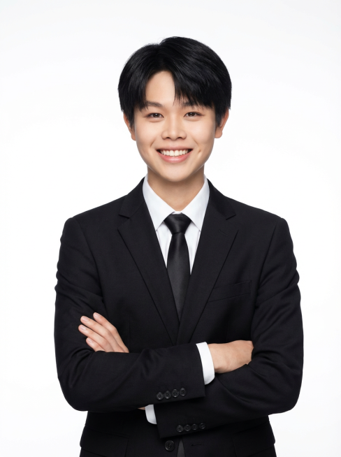 年轻男性穿黑色西装套装（配白衬衫黑领带），短发利落，咧嘴微笑，双臂交叉，显得专业又亲和。白色底图预览效果