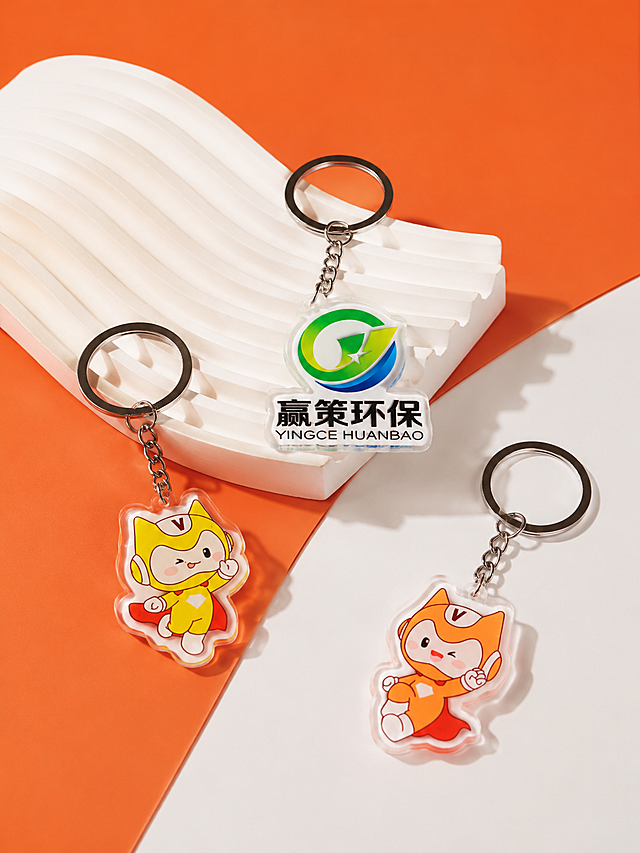 参考图2的配色风格，将图1中的三个亚克力钥匙扣重新摆放角度和位置，更换背景为橙白配色的简约场景，保持钥匙扣本身的图案和样式不变