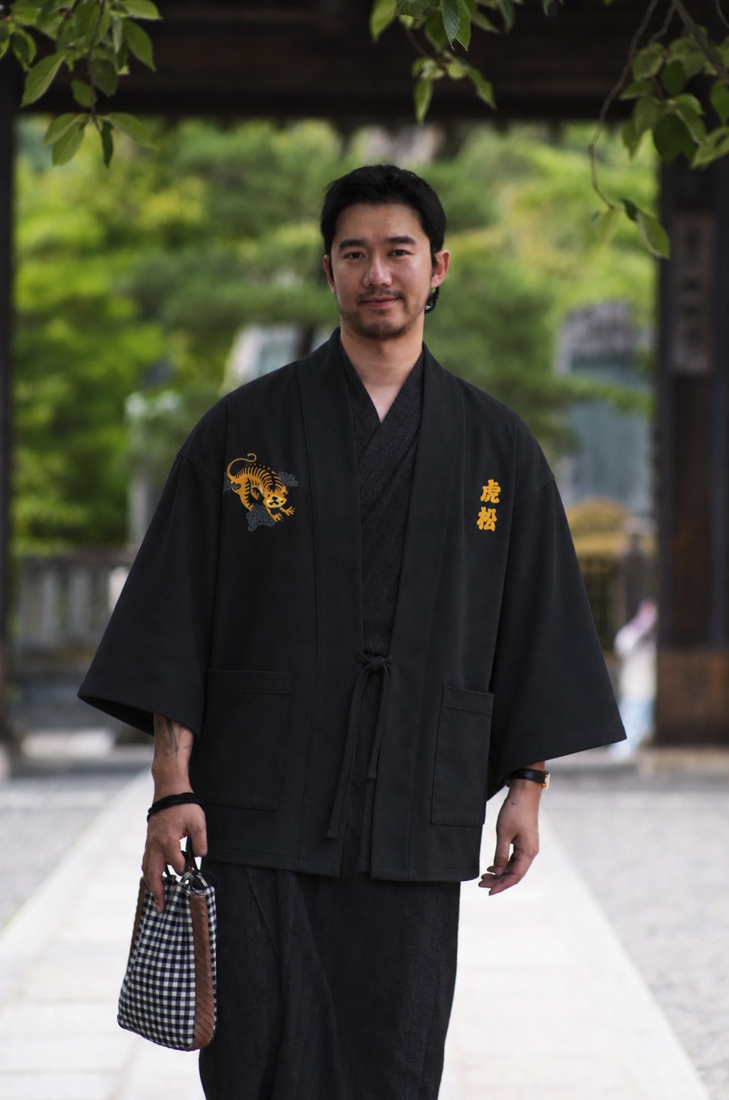 将第一张图中的衣服穿到第二张图的模特身上，保留衣服的所有细节、… - 图片创意预览