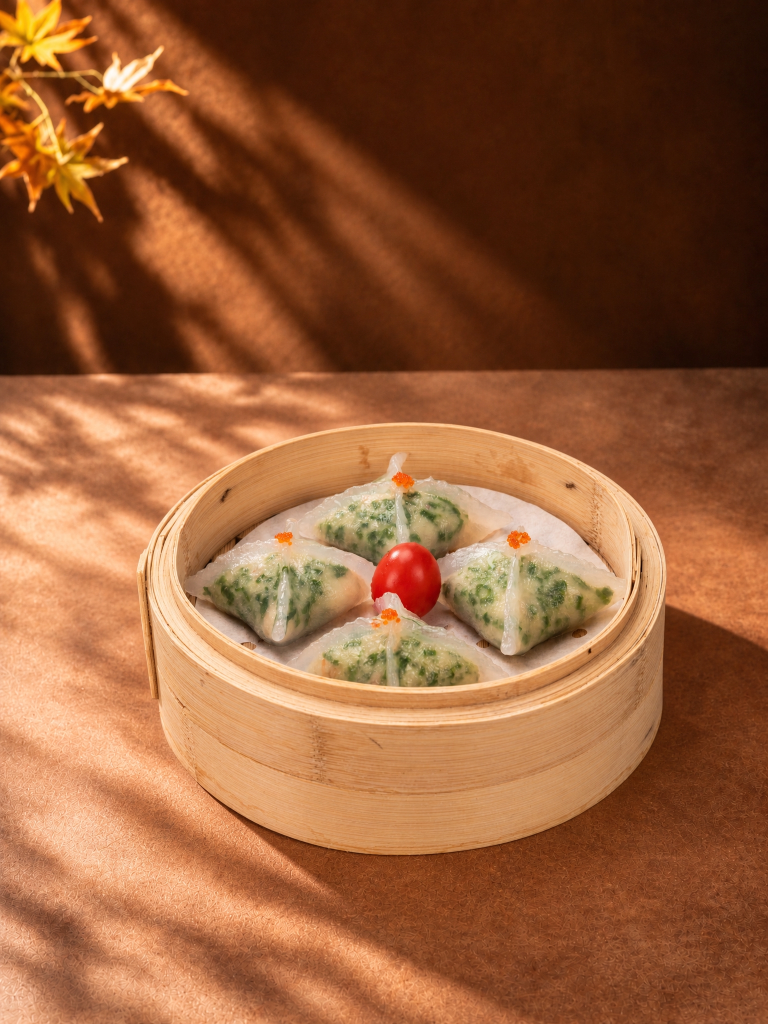 将第一张图中的爽脆树仔菜饺（圆形竹制蒸笼里的四颗水晶三角菜饺，… - 图片创意预览