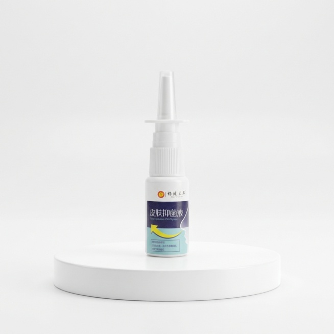 电商产品主图，极简白色背景，杨波采耳皮肤抑菌液喷雾瓶置于白色圆形展台中央，柔和均匀的自然光打光，突出产品质感，画面干净通透，传递专业、安全的护理氛围，8K 高清，商业摄影风格。预览效果