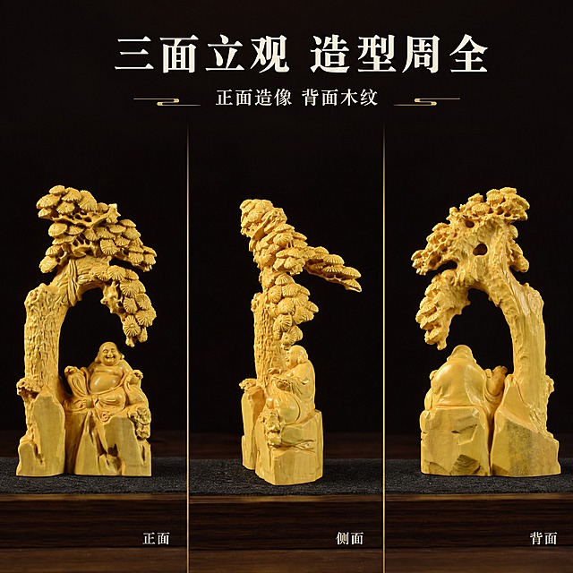 [主图-2 多角度总览] 拼多多 1:1 图：将同一件黄杨木雕松树人物摆件以正面、侧面、背面三个视角同屏呈现，唯一任务是“一眼看清造型全貌”。
[统一基调] 新中式沉稳暖调：背景深棕黑渐变，台面深胡桃木纹，左上 45°暖光主光配合侧后方暖色轮廓光；标题暖米白，辅助文字浅暖灰，暗金仅用于小面积标签与细线分隔；标题为宋体类衜线粗体、说明为同族细体；文字一律横排。
[画面] 画面竖向等分三格：左格展示正面人物立像与上方松枝，中格展示侧面厚度与松枝伸展方向，右格展示背面的木料肌理与随形底座；三格内钶件大小一致、上下两端完整入画不裁切、同高摆放于深色绸面垫上，各格钶件占该格高度约 80%；每格右下角以极小字横排标注「正面」「侧面」「背面」；必须彻底去除原图中的灰色背景与拍摄道具，保留钶件本体造型、木色与雕面。
[光影质感] 三格使用同一套柔光加侧逆轮廓光，包浆高光位置统一，木纹与刀痕层次清晰，焦点准确、纹样锐利，禁止虚化与柔焦。
[文字版式] 顶部横排大字标题「三面立观 造型周全」，其下小号副标题「正面造像 背面木纹」；文字与标注均横排，不压钶件。
[输出要求] 1:1，三格构图整齐、文字清晰；负向：禁止格线歪斜、变形、裁切两端、模糊、脏污反光、人物与手部、水印与平台 Logo，不要出现任何未提供的尺寸或重量数字。