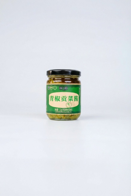 对这款青椒贡菜酱产品进行精修，提升玻璃罐的质感，让标签色彩更鲜亮饱和，产品细节更清晰，整体画面更通透高级预览效果