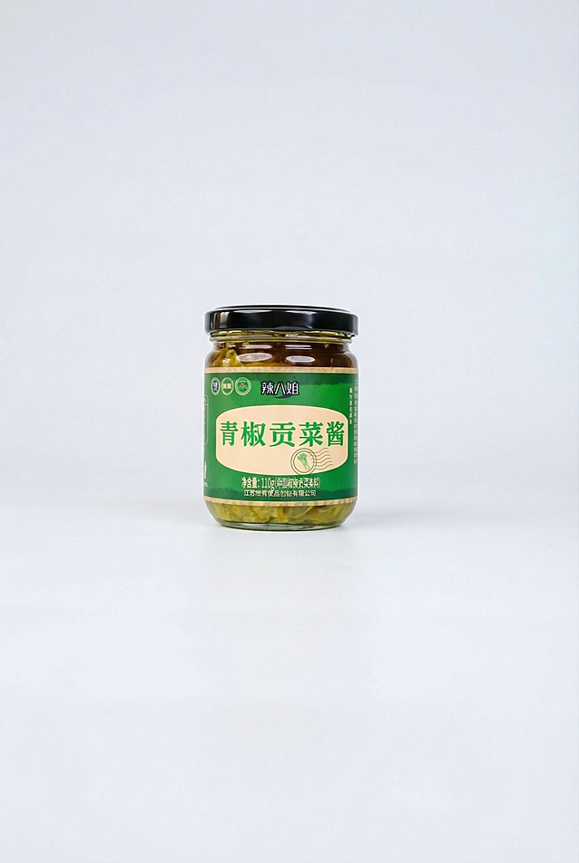 对这款青椒贡菜酱产品进行精修，提升玻璃罐的质感，让标签色彩更鲜亮饱和，产品细节更清晰，整体画面更通透高级