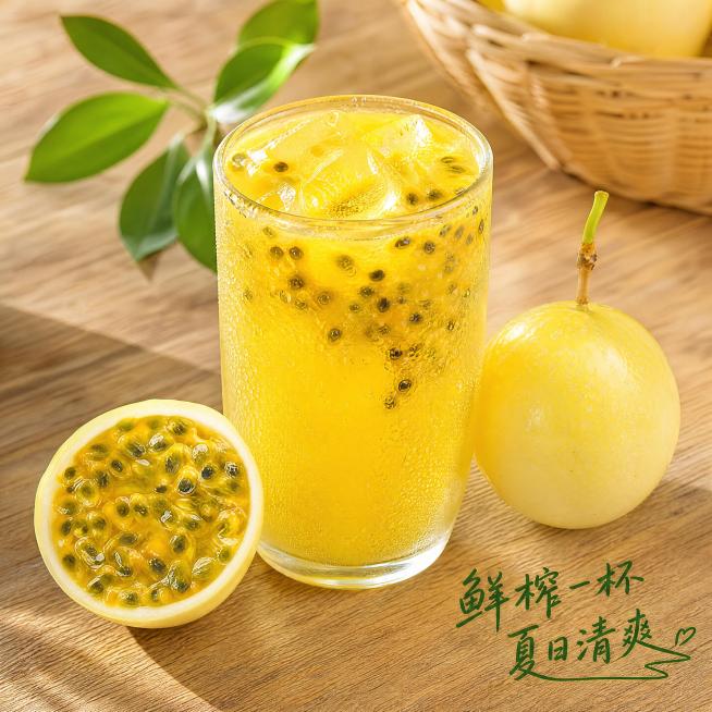 [主图-4] 钦蜜9号黄金百香果饮品场景体验，氛围为生活方式清新自然代入感强，要求商业摄影质感、光线柔和通透、产品清晰真实、画面干净高级。木质桌面上放着一杯泡好的黄金百香果汁，杯壁凝结着细密水珠，旁边预览效果