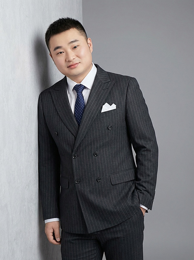 换不同西装，不同手势，不同姿势，我要十张不同的图片