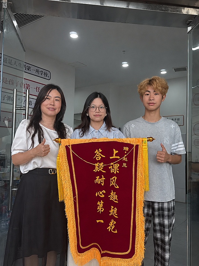 去除图片上的所有水印，包括时间数字、日期文字、'无法获取地点，请检查设置'文字、'水印相机'文字，保持人物、锦旗和背景完整自然，修复被水印遮挡的区域，画面清晰真实