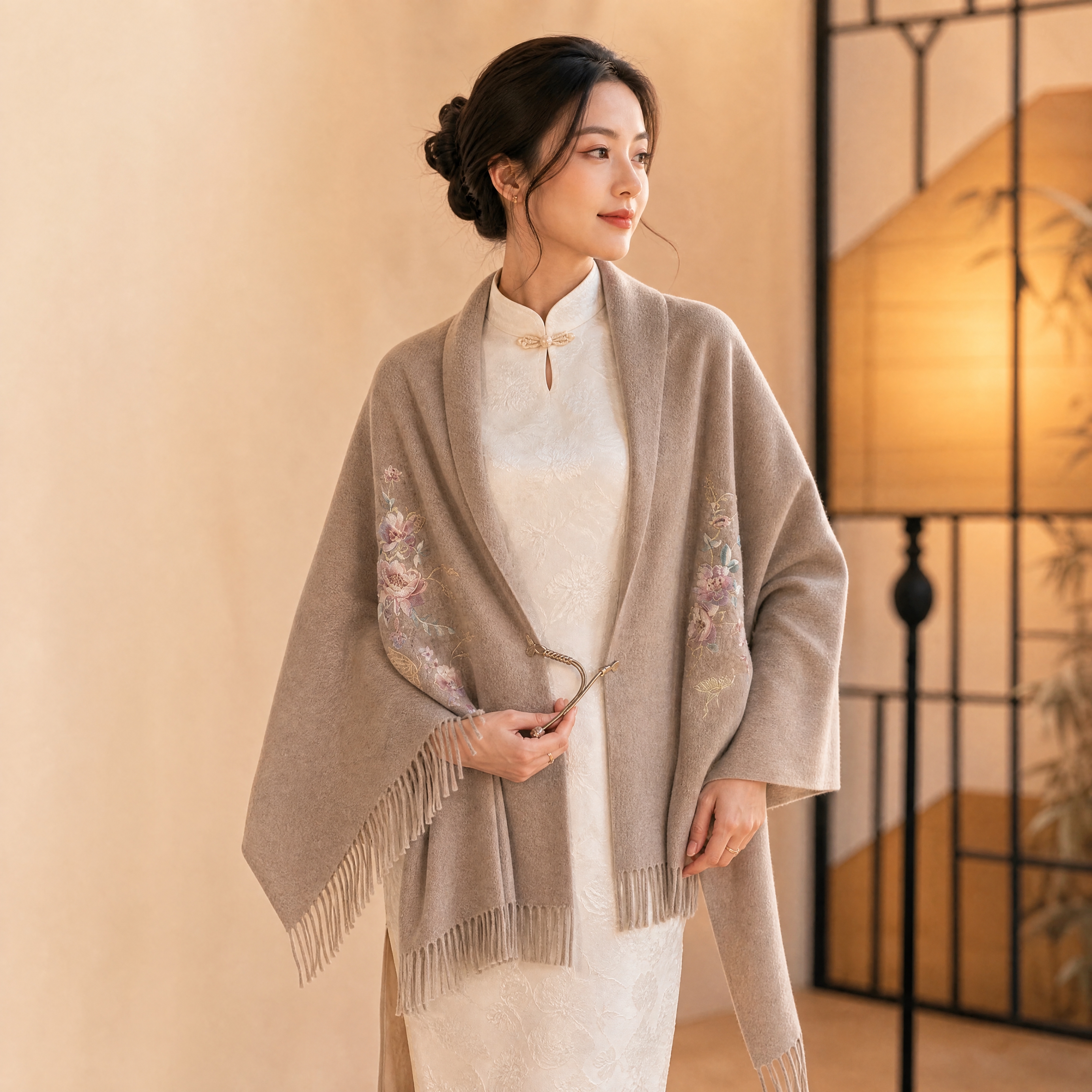专业电商丝巾商品摄影，东亚年轻女性模特，身穿米白色旗袍，将图1… - 图片创意预览