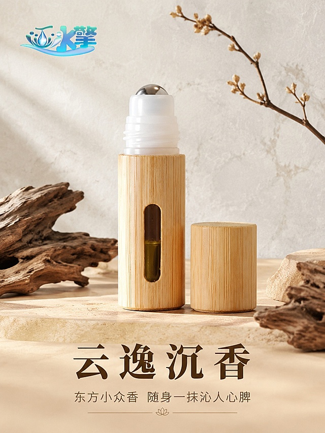 [第1屏] 详情页头图-水擎云逸沉香滚珠香水宣传海报。本屏使用【图4】作为商品主体。
[氛围/风格] 新中式禅意氛围感，高级木质质感，商业摄影质感。
[元素布局] 沉香香水居中偏上位置，占比约65%；产品瓶盖打开，露出滚珠头，背景为浅灰色宣纸纹理，点缀沉香原木片和禅意枯枝，左上预留品牌Logo位置放置水擎原Logo，保持字形和配色不变。保持香水瓶物理结构、材质质感、颜色与输入产品图一致。前景为浅原木色台面，整体层次丰富，产品突出。
[光影质感] 左侧柔和自然光为主光，右侧柔光补光，瓶身玻璃和竹纹理呈现清晰明暗，通透干净，整体亮调高级。
[配色色系] 全局底色 #f5f1e9，主色原木浅棕，辅助色深棕文字，整体低饱和自然配色。
[视角构图] 正面平视构图，产品为视觉中心，阅读动线左上Logo→中心产品→底部文案。
[文字版式] 底部信息条，主标题「云逸沉香」，副标题「东方小众香 随身一抹沁人心脾」，主标题大字深棕色粗体，副标题小字浅棕色，两行居中对齐，文字不遮挡产品主体，清晰可读。
[比例分辨率] 3:4竖版比例，4K分辨率，文字清晰可辨，高清画质。
[负向提示词] 变形，水印，文字错乱，产品图模糊，缺件错件，颜色偏差。