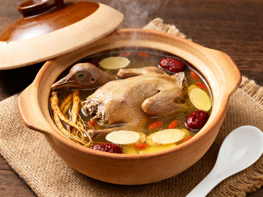 家常养生炖品参芪乳鸽，炖得酥烂的乳鸽表皮呈诱人的浅褐色，肉质软嫩脱骨，党参、黄芪切片清晰可见，搭配几颗红枣和枸杞，汤色清亮带着自然的淡金色，表面浮着薄薄一层营养油花，盛放在陶制砂锅里，锅盖半开冒着淡淡预览效果