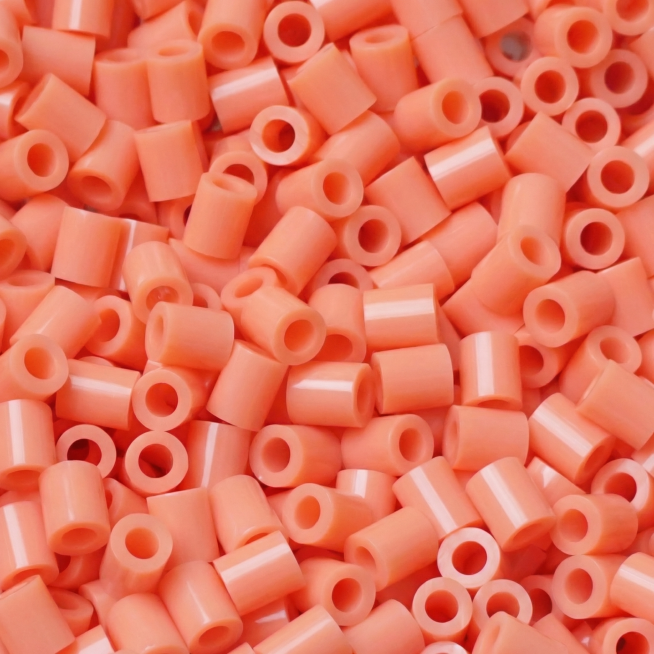 保持所有圆柱形拼豆的形状和排列不变，仅将它们的颜色修改为橘粉色预览效果