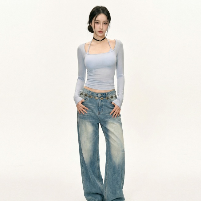 把图1模特换成图2模特，保留图1服饰背景，裤子换成浅蓝色阔腿牛仔裤预览效果