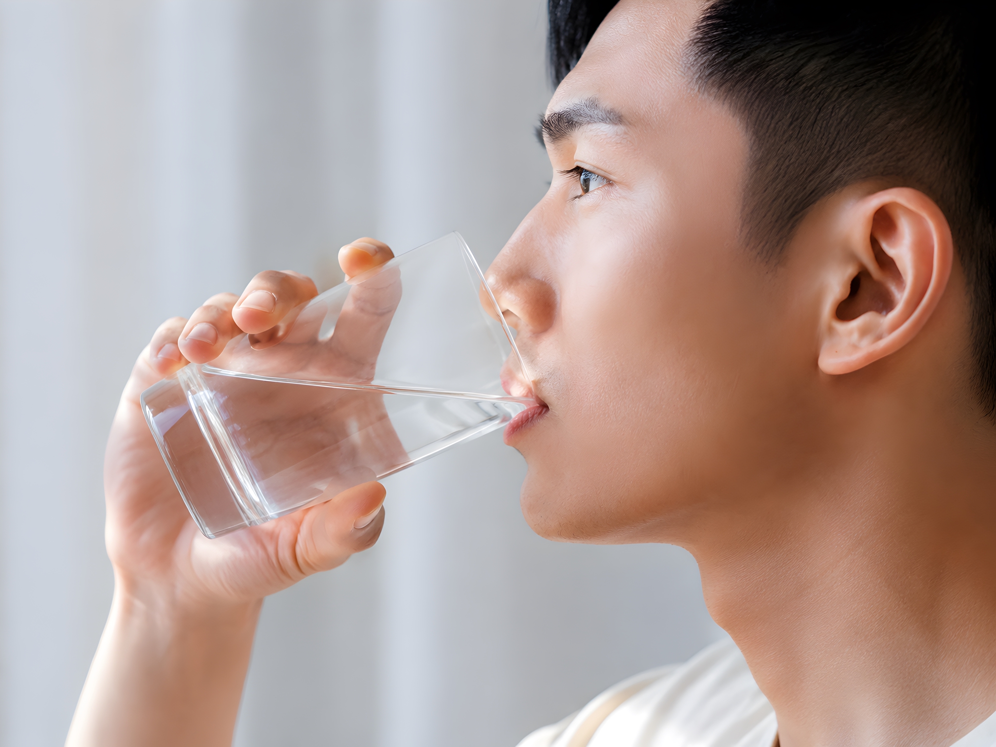 一个成年人端起透明玻璃杯喝水的侧面特写照片，4:3比例，人物侧… - 图片创意预览
