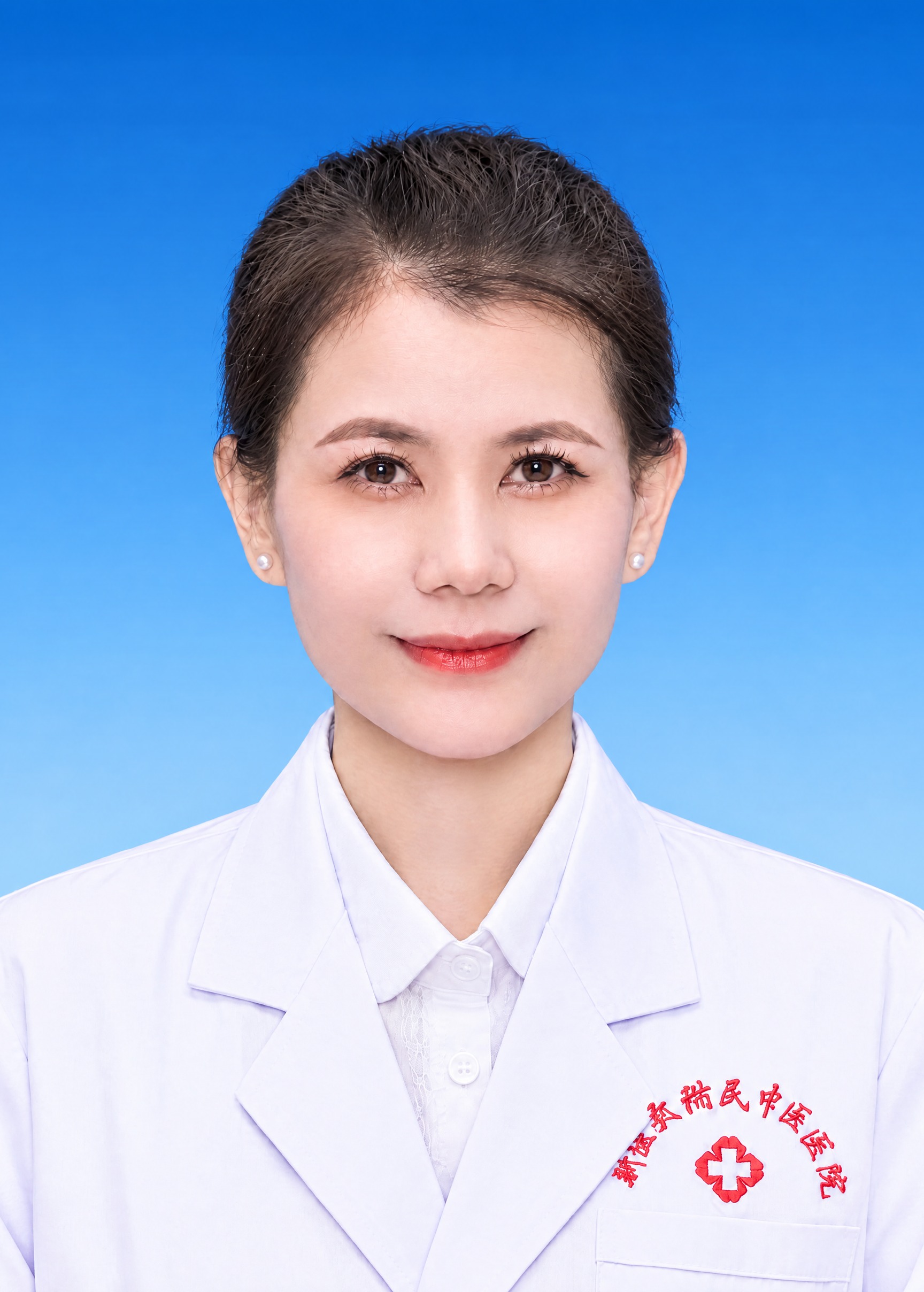 将这张证件照的背景更换为统一标准的深蓝到浅蓝渐变背景，从上到下… - 图片创意预览