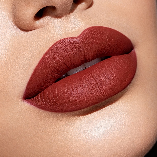 生成六张c5867f，c48a8c，d57171，c3556a，a65547，c24744色号的哑光唇部唇釉效果展示图，符合欧美审美的大厚唇，丰满且性感，需要突出哑光唇釉的卖点，质感需要贴合哑光唇釉