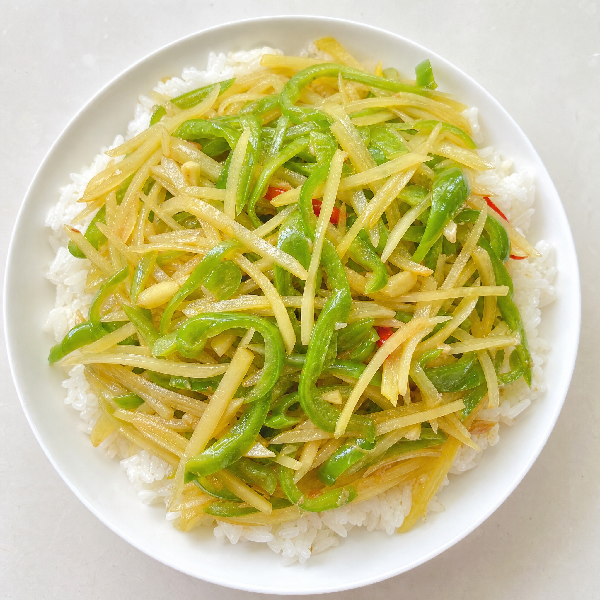 一盘青椒土豆丝盖浇饭，白米饭上铺着满满的青椒土豆丝，青椒翠绿，… - 图片创意预览