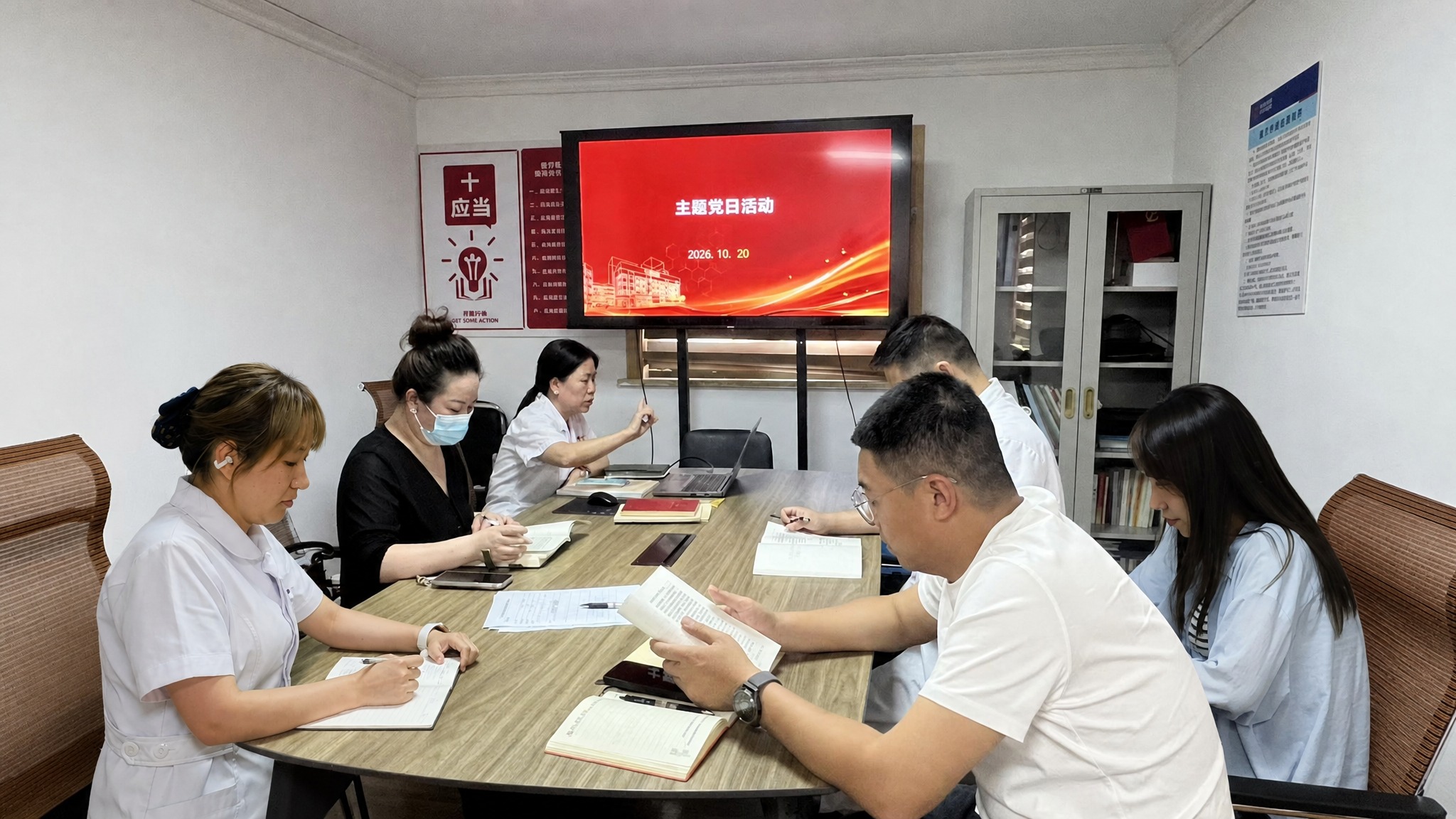 将第二张图片中的两位女性人物（左侧穿白色护士服的女性、右侧穿浅… - 图片创意预览