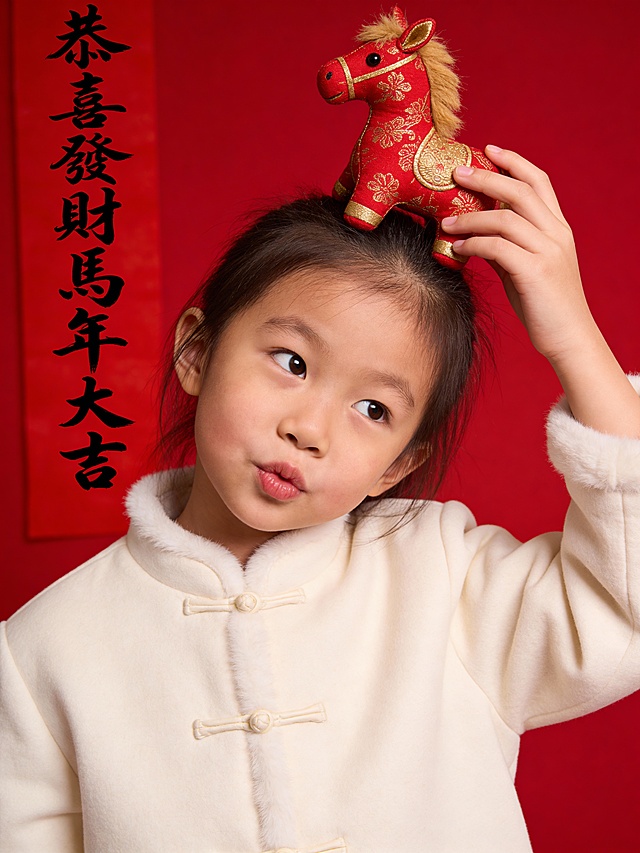 帮娃生成了马年的写真照，还挺好看。