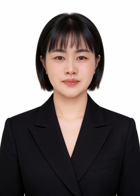 女生，白底证件照，黑色有领西装，正面，黑色发型长发，人像居中，韩系证件照，清透淡妆感！预览效果