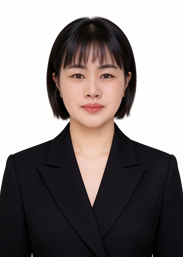 女生，白底证件照，黑色有领西装，正面，黑色发型长发，人像居中，韩系证件照，清透淡妆感！