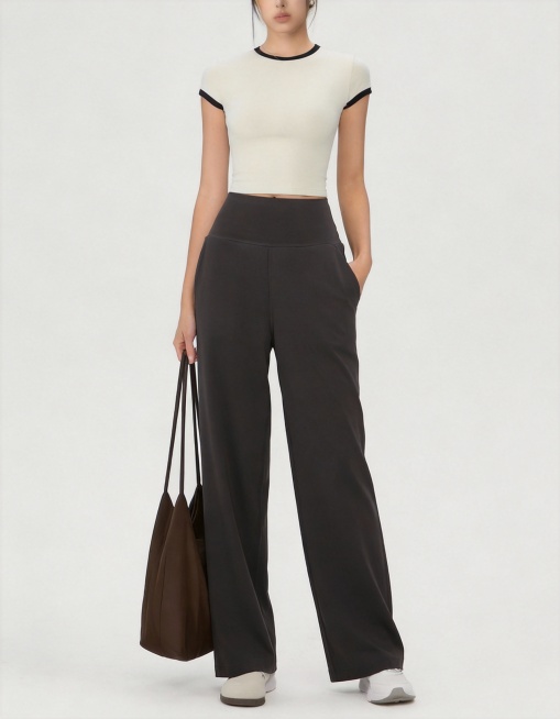 请帮我把第二张图的裤子穿到第一张图的模特身上，其他不变，生成两张图片，不同的动作，图片比例3:4，模特全身图，需要完整显示模特的脸，完整展示模特的脚。纯色背景浅灰色、整体风格简约时尚，光线明亮，画面质预览效果