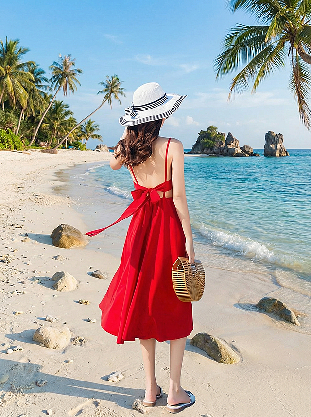 保留红色吊带露背蝴蝶结长款连衣裙的所有细节款式不变，更换为全新原创的沙滩海岸场景，生成独特不重复的商品图，3:4比例