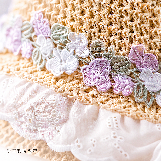 [主图-9] 织带花边细节特写；
[氛围风格] 工艺特写，精致质感；
[画质] 超高清商业摄影，细节清晰锐利。
[元素] 放大展示帽檐花边和织带刺绣工艺，清晰呈现花朵刺绣的针脚细节、花边镂空工艺。保持颜色材质与原图一致，精细化处理，细节占满画面。
[光影] 柔和侧光，突出刺绣的立体纹理，明暗清晰。
[配色] 保留原有配色，突出手工刺绣精致感。
[视角构图] 微距特写，聚焦工艺细节，构图饱满。
[文字版式] 左下小字写"手工刺绣织带"，深灰色清晰字体。
[比例分辨率] 1:1 比例，4k 分辨率；文字清晰锐利，画面超高清。
[负向提示词] 变形，水印，文字错乱，模糊，背景杂乱