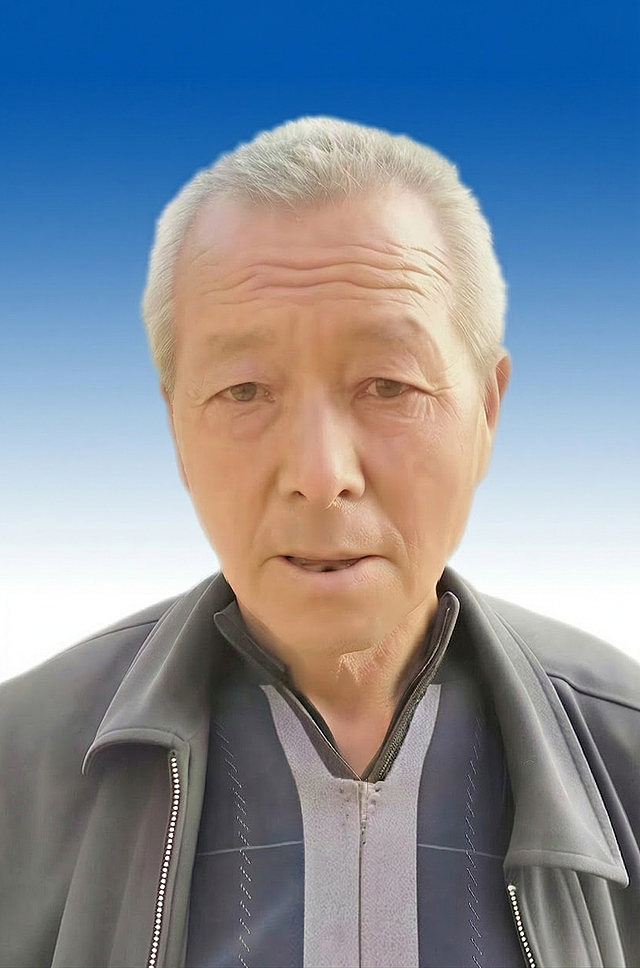 将图片的背景替换为从上到下由蓝色渐变到白色的渐变背景，保留人物部分不变，人物细节和服装细节保持原样，整体风格写实