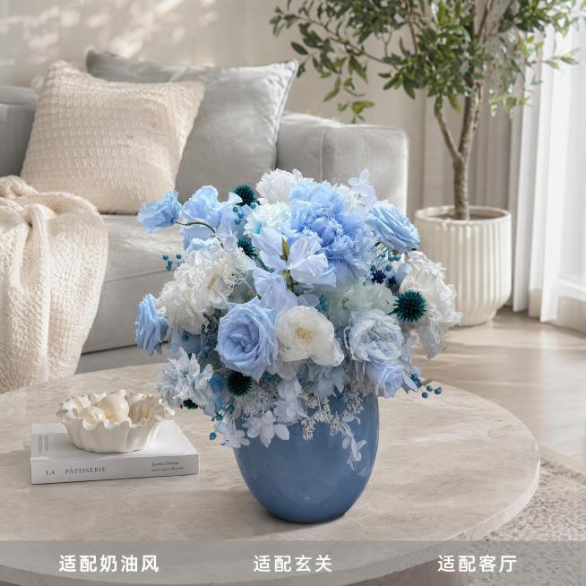 [主图-3] 风格搭配与陈列展示，蓝白永生花大叶绣球插花；氛围风格：奶油风客厅场景，温馨居家生活感；画质：商业摄影质感、光线柔和通透、产品清晰真实、画面干净高级；元素：将永生花插花摆放在客厅浅色岩板茶预览效果