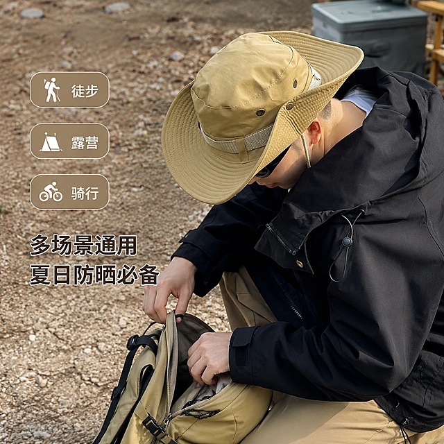 [主图5] 山系户外大檐帽 多色展示尾图
[氛围风格] 户外营地真实展示
[画质] 商业摄影质感，清晰真实，保持产品颜色和结构与参考图一致，杜绝变形色差
[元素] 卡其色大檐帽佩戴在男模特头上，模特俯身整理背包，背景为户外营地碎石地面，左侧主体展示帽子全貌，右侧融合区域用三个小标签标注适用场景"徒步""露营""骑行",下方添加一句话总结"多场景通用 夏日防晒必备",不遮挡主体。展示帽子完整廓形和大檐设计
[光影] 自然户外光线，柔和均匀，清晰展现帽子版型
[配色] 卡其帽子与大地色系背景和谐自然
[视角构图] 斜侧俯视，完整展示帽子版型
[文字版式] 标签简洁，文字清晰，不遮挡帽子主体
[输出要求] 1:1比例，2048x2048像素，文字清晰可辨，超高清商业摄影质感
[负向提示词] 变形，文字错乱，产品图模糊，背景杂乱，水印，电商平台Logo