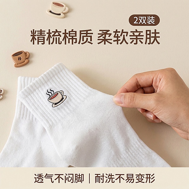 [主图主题] 咖啡刺绣瑜伽袜材质展示
[氛围/风格] 同上清新明亮风格
[画面元素] 咖啡刺绣款瑜伽袜居中，一只手轻捏袜身展示棉质柔软质感，背景为浅米白色搭配散落的咖啡杯小装饰，光影柔和
[配色色系] 主色调：米白+咖色；辅助色：暖肤色
[视角构图] 微俯视，产品占画面60%，突出袜身刺绣和面料细节
[文字版式] 居中主标题“精梳棉质 柔软亲肤”，右上角“2双装”标签，底部小字“透气不闷脚 | 耐洗不易变形”，咖色无衬线字体，文字悬浮不遮挡产品