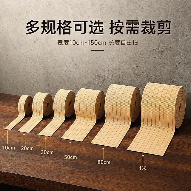 [主图-1] 竹编卷帘配件多规格SKU展示图，展示多种宽度规格的竹帘卷材整齐排列效果。
[统一基调] 中式质朴自然风格，整体色调以原木色、米黄、浅棕为主，背景为深棕色实木台面搭配水泥灰墙面，自然柔和的侧光，突出竹材天然质感；标题字体为简洁黑体，深棕色主标题，浅棕色辅助文字，无厚重色块。
[画面] 画面主体为多卷不同宽度的竹编卷帘卷材，从左到右由窄到宽整齐排列在深棕色实木台面上，背景是素水泥灰色墙面。共展示6-7卷竹帘卷材，每卷直径和宽度依次递增，体现多种规格可选。每卷竹帘都自然垂下一小段竹帘面，展示竹丝编织纹理。竹帘为浅米黄色竹丝配棕色纬线的细密编织，外观材质与输入图一致。主体占比约70%，采用平视略俯视角度。
[光影质感] 商业摄影质感，柔和自然光从侧上方照射，竹卷表面有自然的明暗过渡，竹丝纹理清晰，每卷底部有自然接触阴影，不悬浮，整体光影温润有层次。
[配色] 主色调竹原色、浅棕、深木色、水泥灰；背景上半部分为水泥灰色，下半部分为深棕色木纹；标题字色深棕色，辅助文字中棕色。
[文字版式] 画面顶部主标题"多规格可选 按需裁剪"，字号大醒目；下方一行小字"宽度10cm-150cm 长度自由拍"；每卷竹帘下方或旁边标注对应宽度规格，如"10cm""20cm""30cm""50cm""80cm""1米"等，文字简洁横排，字体统一，放在负空间不遮挡产品。
[输出要求] 1440*1440像素正方形，1:1比例，竹帘纹理清晰，规格标注清楚，画面干净有质感；禁止出现平台Logo、水印、错字、模糊、产品变形悬浮。