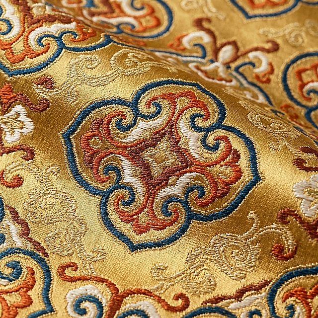 金丝织就的古典刺绣，融合中式云纹与欧洲宫廷浮雕艺术，奢华质感尽显东方雅韵与西方华贵。