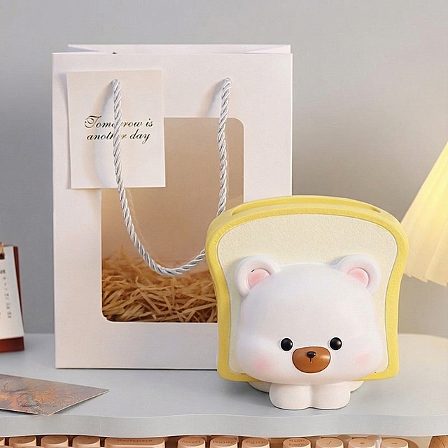 更换背景，保持主体物品和礼品袋不变