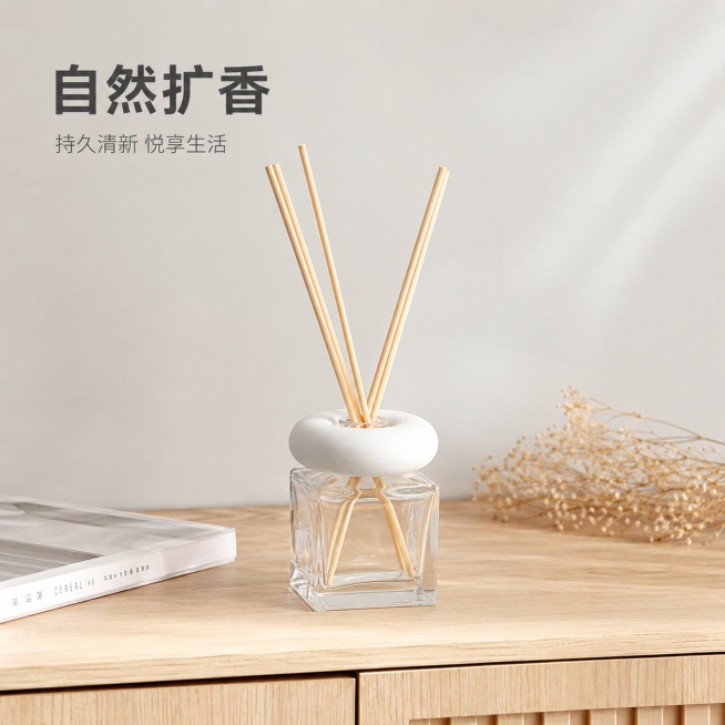 [主图-1] 空间氛围呈现-无火香薰首图
[氛围风格] 温馨简约北欧风居家氛围
[画质] 商业摄影质感、光线柔和通透、产品清晰真实、画面干净高级
[元素] 无火香薰放置在浅色原木餐边柜台面，产品作为唯预览效果