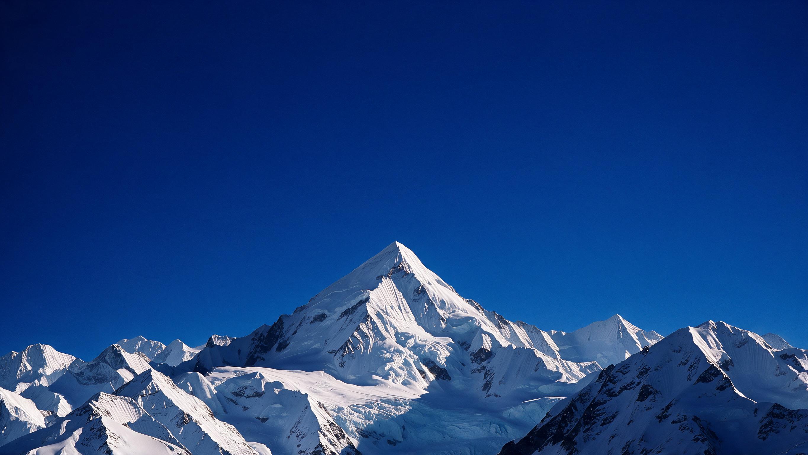 参考图1的雪山构图和山峰形态保持不变，将天空背景颜色替换为参考… - 图片创意预览