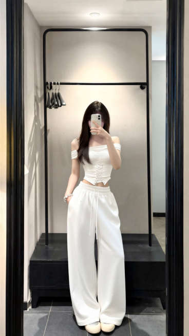 固定镜头，人物一只手举着手机挡住脸自拍，手机不要放下来，原地稍微动一下展示穿搭，动作自然且协调预览效果