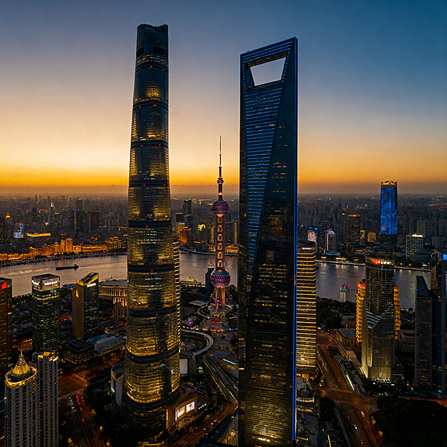 上海陆家嘴金融区日落时分的城市天际线，清晰展现上海中心、环球金融中心、金茂大厦和东方明珠塔这陆家嘴四件套地标建筑，现代都市风光，华灯初上，黄浦江对岸远景，画面色彩层次丰富，建筑线条锐利清晰，写实摄影风格