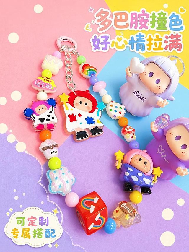 [第7屏] 风格展示-多巴胺撞色风格氛围图。本屏使用【图1】完整商品展示。
[氛围/风格] 活泼活泼撞色风格，色彩明快治愈，年轻种草氛围。
[元素布局] 商品斜放在马卡龙拼色背景上，四种马卡龙色块拼接背景，商品占比约65%，完整展示全部串珠的多彩配色，保留每个珠子和公仔的颜色与原图完全一致，边角点缀浅白色小圆点装饰。
[光影质感] 均匀正面打光，整体明亮活泼，每个彩色串珠都清晰展示色彩，整体通透有活力。
[配色色系] 背景为浅粉+浅蓝+浅黄+浅紫四格拼接，保留产品原有多彩撞色，整体协调活泼。
[视角构图] 斜放构图，中心主体，视觉冲击力强，突出色彩氛围。
[文字版式] 右上角标题「多巴胺撞色 好心情拉满」，左下角小字「可定制专属搭配」，圆润彩色字体，呼应整体风格，不遮挡商品主体。
[比例分辨率] 3:4 纵向比例，4K 分辨率，文字清晰可辨，高清画质。
[负向提示词] 颜色偏差，商品变形，文字错乱，背景杂乱，水印