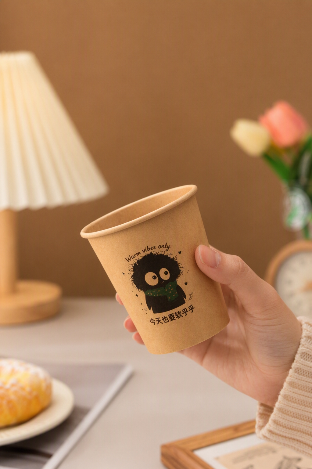 参考图风格重新生成画面，保持原有的牛皮纸一次性纸杯产品、黑色毛… - 图片创意预览