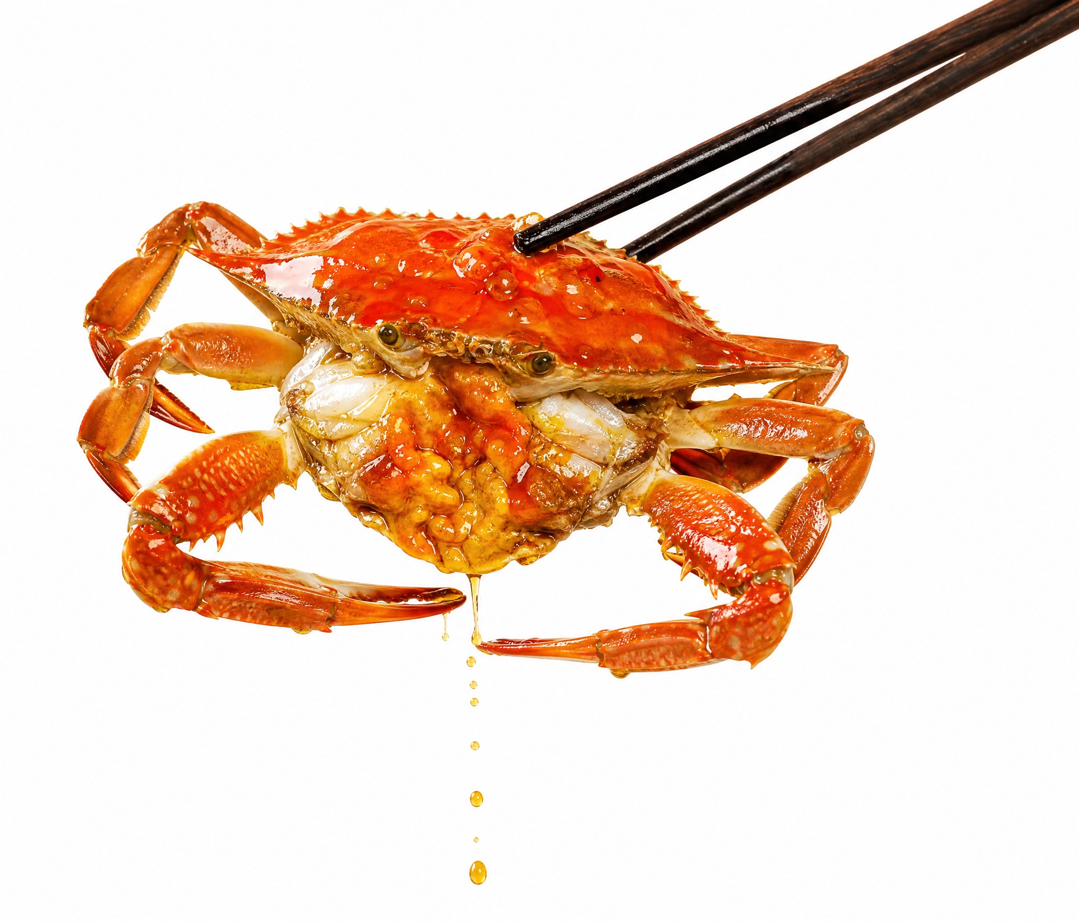 参考图中螃蟹替换为梭子蟹，保持被筷子夹起的姿态，蟹身饱满红亮，… - 图片创意预览